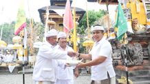 Wabup Ipat Hadiri Puncak Pujawali Pura Rambut Siwi Pura Rambut Siwi