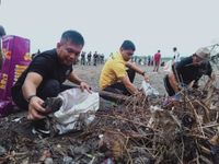 Rahina Tumpek Wayang, Mereresik Sampah Plastik di Pantai Perancak Sampah Plastik