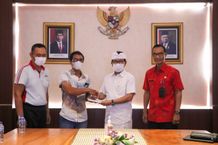 Sekda Adi Arnawa Serahkan Santunan Kematian Kepada Anggota KORPRI Badung Badung