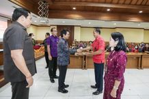 Sekda Adi Arnawa Serahkan SK Kepala Sekolah, Sebut Kepala Sekolah Sebagai Lokomotif Ekosistem Pendidikan Sekda Adi Arnawa