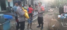 Sejumlah Yatim Piatu dan Lansia Terima Bansos dari Polsek Marga Sembako