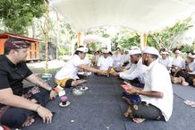 Bupati Giri Prasta Serahkan Hibah Dana Aci Pura Subak, Ajak OPD dan Pekaseh Bersinergi Wujudkan Ketahanan Pangan Bupati Badung
