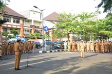 Pimpin Apel Disiplin, Sekda Alit Wiradana Ajak ASN Denpasar Terapkan Motto Sewakadharma Apel pagi