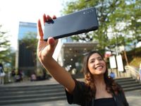 Tiga Tips OOTD Kekinian Sesuai dengan Warna Smartphone samsung