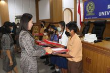 Bentuk Kepedulian pada Pendidikan, Dharma Wanita Persatuan Unud Serahkan Bantuan Beasiswa dharma wanita unud