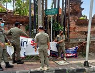 Lagi Kecamatan Denpasar Timur Tertibkan Baliho dan Spanduk Liar Tertibkan Baliho dan Spanduk Liar