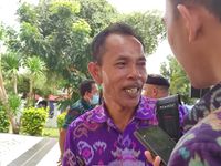 Kepala Desa Kutampi Menyebrangi Lautan Guna Hadiri Seminar Bakti Desa V 2022 Universitas Udayana Kepala Desa Kutampi