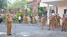 Sekda Alit Wiradana Ajak ASN Disdikpora Berikan Layanan Terbaik apel disiplin