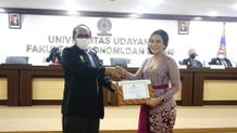 Angkat Kesejahteraan Pengerajin Perak, I Gusti Ayu Made Agung Mas Andriani Pratiwi Raih Gelar Doktor feb unud