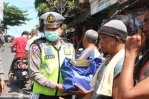 Puluhan Pekerja Sektor Transportasi dan Masyarakat Tidak Mampu Terima Bansos dari Kapolres Buleleng bansos