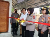 Polwan Polda Bali Beri Bantuan Bedah Rumah dan Sembako Kepada Lansia HUT Polwan