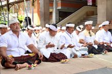 Sekda Alit Wiradana Hadiri Piodalan Kantor DPRD Kota Denpasar DPRD Kota Denpasar
