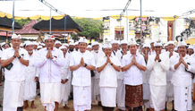 Gubernur Wayan Koster Ajak Masyarakat di Pura Kahyangan Jagat Batu Medau Doakan KTT G20 Berjalan Lancar Gubernur Wayan Koster