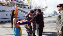 Wagub Cok Ace Sambut Kedatangan KRI Bima Suci-945 KRI Bima