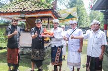 Bupati Giri Prasta Serahkan Bantuan Gamelan Angklung di Banjar Dinas Bonagung Busungbiu badung