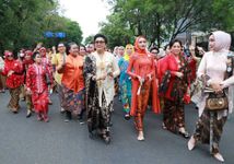 Peringati Hari Batik Nasional, Putri Koster Ikuti Parade Berkebaya Bersama Ibu Negara Hari Batik Nasional