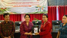 Bupati Sedana Arta Hadiri Penyerahan Bibit Cabai oleh Bank Indonesia Kepada Ketua TP PKK Kabupaten Bangli Bibit Cabai