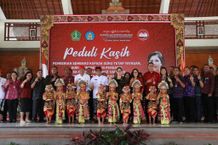 Dukung Gagasan Bunda PAUD, Bupati Tabanan Fasilitasi Pemberian Bantuan Sembako Peduli Kasih Bagi Para Tenaga Pendidik PAUD PAUD