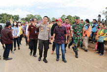 Gubernur Wayan Koster Tinjau Lokasi Banjir dan Posko Warga di Bilukpoh, Desa Penyaringan Jembrana Jembrana