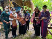 Dekranas Pusat Kagumi Pesona Songket Jembrana Pesona Songket