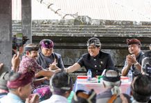 Bupati Giri Prasta Serahkan Hibah Rp490 Juta di Kabupaten Buleleng Bupati Badung