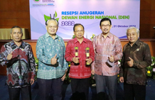 Tunjukkan Komitmen Transisi Energi Bersih, Gubernur Koster Raih Dua Penghargaan DEN Gubernur Koster