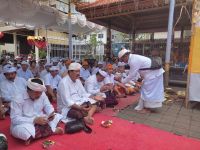 Sekda Alit Wiradana Hadiri Karya Ngenteg Linggih, Mupuk Pedagingan dan Rsi Gana di Pura Swagina Pengadilan Negeri Denpasar Sekda Alit Wiradana