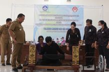 Dorong Anak Muda Jembrana Jadi Wirausaha, Bupati Tamba Buka Pelatihan Tenun Cag-Cag Jembrana