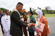 Momentum HUT Ke-77 TNI, Pangdam Udayana Serahkan 10 Rehab RTLH Warga Momentum HUT TNI
