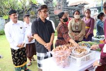 Upaya Atasi Inflasi, Jaya Negara Tinjau Operasi Pasar Murah di Kelurahan Sumerta atasi inflasi