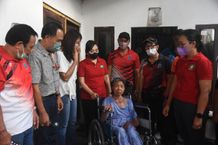 Serahkan Bantuan Alat Kesehatan, Ayu Kristi Arya Wibawa Kunjungi 4 Warga di Denpasar Utara kunjungan beri alkes