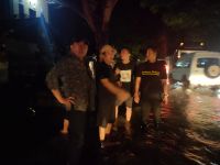 Respon Cepat, Bupati Tamba Tinjau Langsung Lokasi Banjir di Jembrana Bupati Tamba