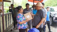 Bupati Jembrana Serahkan Bantuan Kepada Korban Banjir di Tegalcangkring Bupati Jembrana