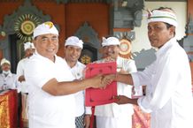 Bupati Tamba Kukuhkan Bendesa Desa Adat Dharma Kerti Kaliakah Kangin Bupati Tamba