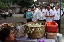 Kendalikan Inflasi, Pemkot Denpasar Kembali Gelar Operasi Pasar, Arya Wibawa Tinjau Operasi Pasar di Terminal Tegal Kendalikan Inflasi