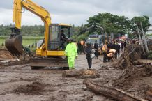 Banjir Mendoyo, Personel Polda Bali Bantu Evakuasi Warga Banjir Mendoyo