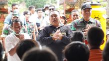 Sinergi dengan TNI, Bupati Tamba Salurkan Bantuan Ke Warga BTN Sangkaragung Jembrana