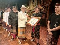 Wali Kota Jaya Negara Serahkan Hadiah Lomba Bapang Barong Ket dan Makendang Tunggal Wali Kota Jaya Negara
