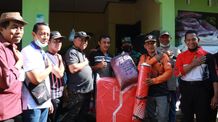 Tangani Banjir di Sangkaragung, Bupati Tamba Distribusi Bantuan Kemensos dan Data Alat Matapencaharian Warga Yang Hilang Jembrana