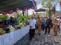 Pemkot Gencarkan Operasi Pasar, Wali Kota Jaya Negara Tinjau Operasi Pasar di Kelurahan Penatih operasi pasar
