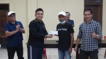 Wabup Ipat Serahkan Hadiah Juara Liga Jembrana 2022