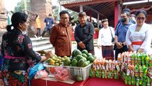 Serahkan Bantuan Sembako Kepada Pemangku dan Lansia, Wawali Arya Wibawa Buka Pasar Murah Kelurahan Tonja Denpasar