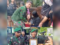 Gagalkan Upaya Bunuh Diri, Dandim Badung Berikan Penghargaan Babinsa Desa Ayunan Dandim