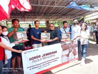 Aksi Peduli Dealer Honda Jembrana Kunjungi dan Serahkan Bantuan Sembako Kepada Korban Banjir Banjir