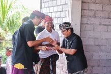 Lanjutkan Badung Angelus Buana, Bupati Giri Prasta Serahkan Bantuan Ke Kota Denpasar dan Gianyar Badung
