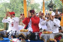 Piodalan di Pura Pucak Sangkur, Bupati Tabanan Doakan Kerahayuan Jagat Pura Pucak Sangkur