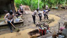 Polwan Polsek Kediri Dilibatkan Bersihkan Material Dampak Banjir Banjir
