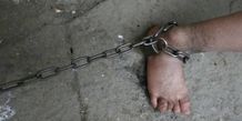 Rantai Anak Kandung Sendiri, Seorang Ibu & Pacarnya Ditangkap Polisi Rantai