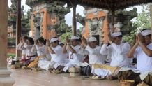 Perayaan Hari Saraswati di Pura Lingga Bhuana, Sekda Adi Arnawa Pimpin Persembahyangan Bersama Sekda Badung