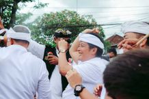 Bupati Giri Prasta Ikuti Prosesi Tradisi Siat Tipat di Desa Adat Kapal Siat Tipat